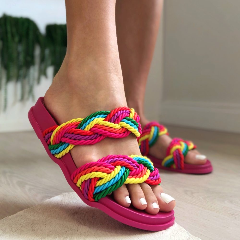 Foto: Tá na moda: sandália de amarração rasteirinha e birken são