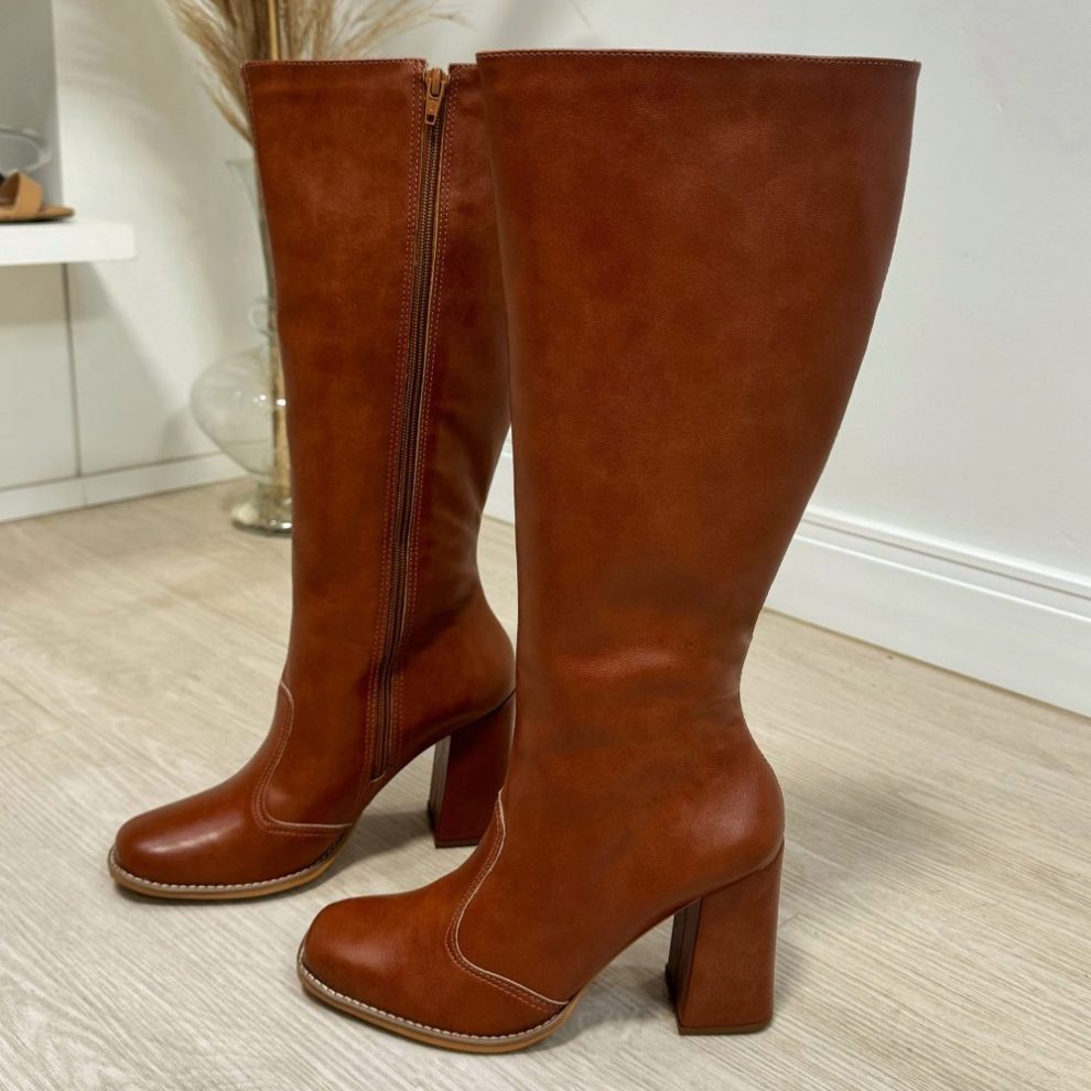 Bota Feminina Caramelo de Cano Alto e Salto -Loja MM Shoes
